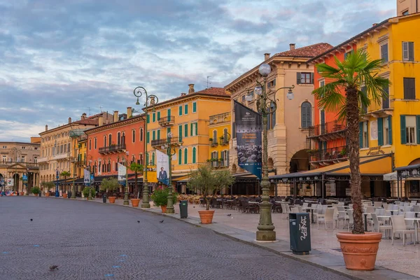 Verona Italia Agosto 2021 Salida Del Sol Desde Piazza Bra — Foto de Stock