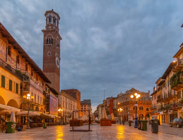 Verona, İtalya, 26 Ağustos 2021: Verona, İtalya 'da Piazza delle erbe' nin gündoğumu manzarası.