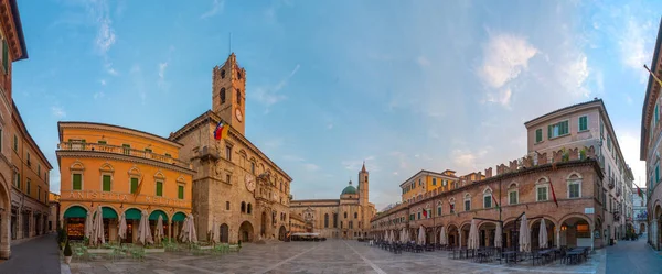 Ascoli Piceno, İtalya, 29 Eylül 2021: Palazzo dei Capitani del Popolo ve İtalyan şehri Ascoli Piceno 'daki Saint Francis Kilisesi' nin gündoğumu