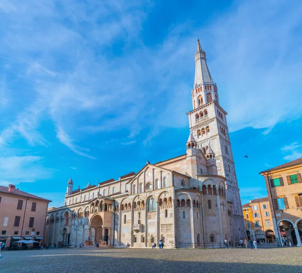 Modena, İtalya, 23 Eylül 2021: Modena Katedrali ve İtalya 'daki Ghirlandina Kulesi