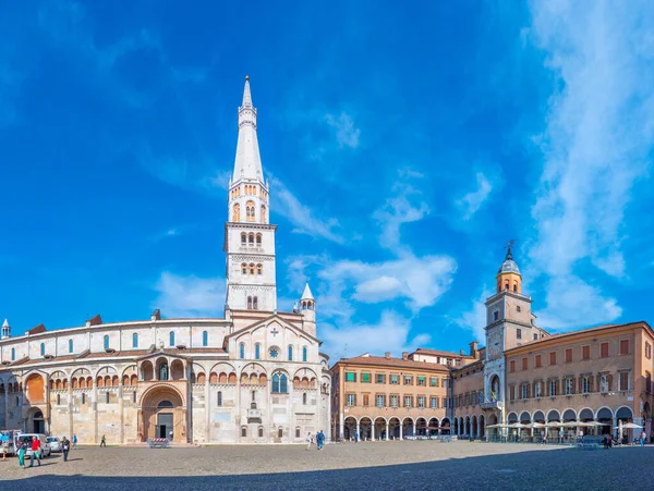 Modena, İtalya, 23 Eylül 2021: Modena Katedrali ve İtalya 'daki Ghirlandina Kulesi