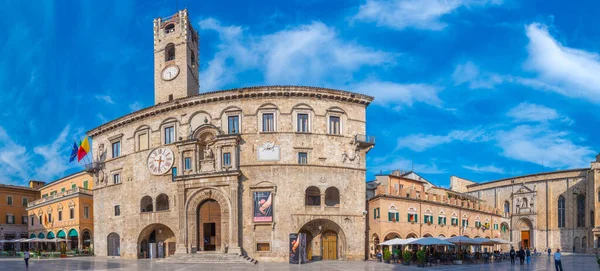 Ascoli Piceno, İtalya, 29 Eylül 2021: Palazzo dei Capitani del Popolo İtalyan şehri Ascoli Piceno