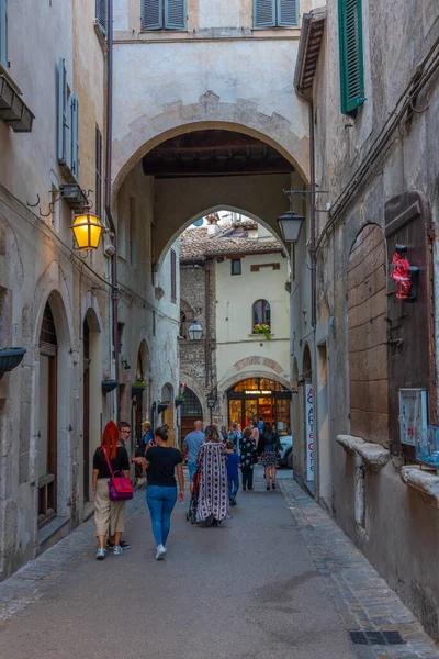 Spoleto, İtalya, 3 Ekim 2021: İtalyan Spoleto kentinin merkezindeki Dar Sokak.