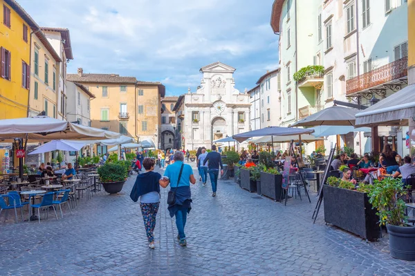 Spoleto, İtalya, 3 Ekim 2021: Piazza del Mercato İtalyan şehri Spoleto 'nun merkezinde.