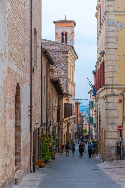 Spello, İtalya, 2 Ekim 2021: İtalya 'nın Spello kentindeki Dar Sokak.