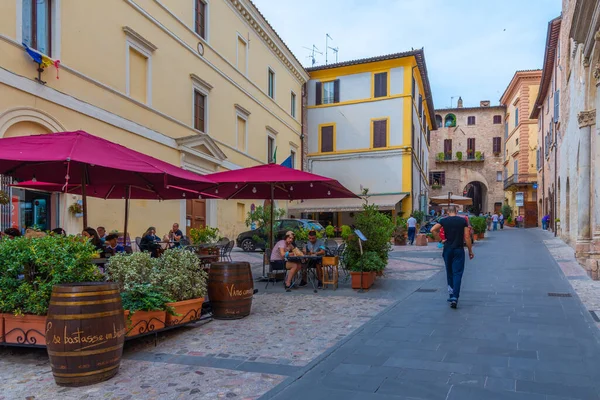 Spello, İtalya, 2 Ekim 2021: İtalya 'nın Spello kentindeki Dar Sokak.