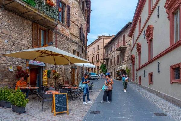 Spello, İtalya, 2 Ekim 2021: İtalya 'nın Spello kentindeki Dar Sokak.