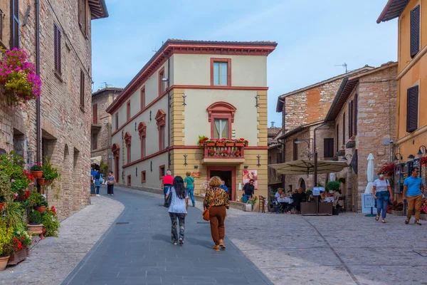 Spello, İtalya, 2 Ekim 2021: İtalya 'nın Spello kentindeki Dar Sokak.