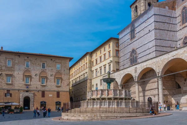 Perugia, İtalya, 2 Ekim 2021: Piazza IV Novembre ve İtalya 'nın eski Perugia kentindeki katedral.