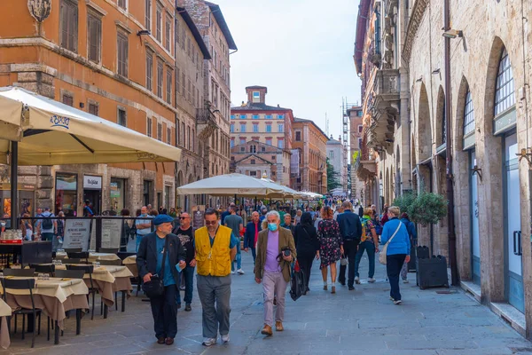 Perugia, İtalya, 2 Ekim 2021: Corso Pietro Vannucci, İtalya 'nın eski Perugia kentinde.