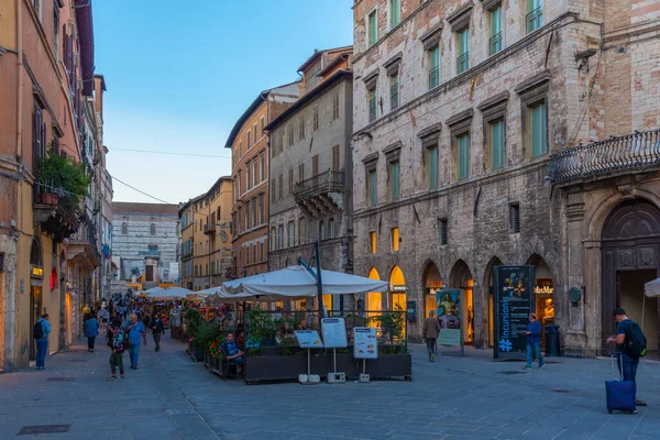 Perugia, İtalya, 1 Ekim 2021: Corso Pietro Vannucci 'nin İtalya' daki eski Perugia kasabasındaki gece manzarası.