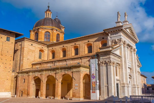 Urbino, İtalya, 1 Ekim 2021: İtalyan kenti Urbino 'da Santa Maria Assunta Katedrali.