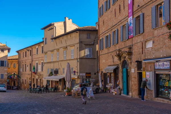 Urbino, İtalya, 1 Ekim 2021: İtalya 'nın eski Urbino kentindeki Dar Sokak.