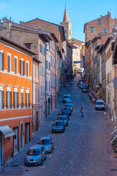 Urbino Itália Outubro 2021 Rua Estreita Cidade Velha Urbino Itália — Fotografia de Stock