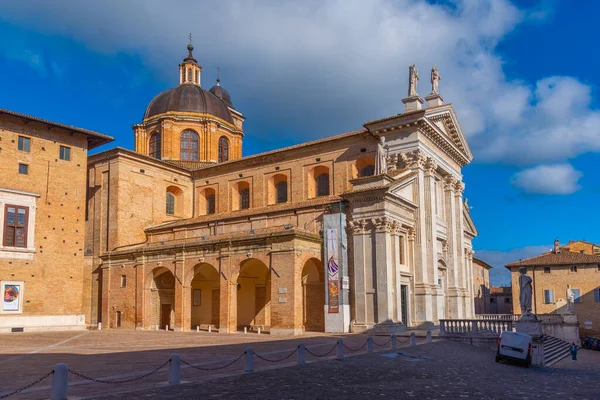 Urbino, İtalya, 1 Ekim 2021: İtalyan kenti Urbino 'da Santa Maria Assunta Katedrali.