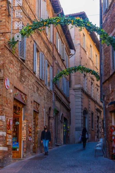 Urbino, İtalya, 1 Ekim 2021: İtalya 'nın eski Urbino kentindeki Dar Sokak.