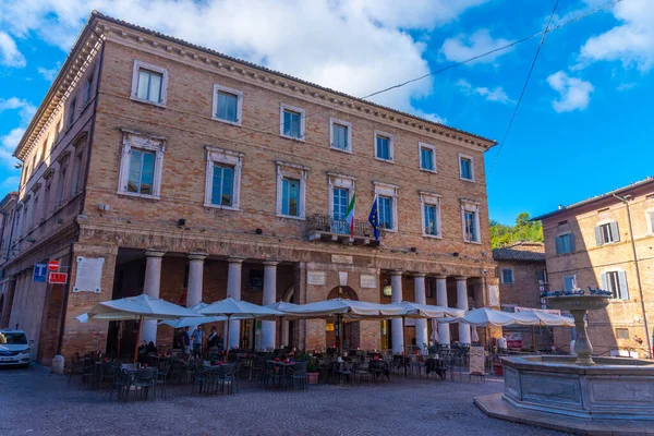 Urbino, İtalya, 1 Ekim 2021: İtalya 'nın eski Urbino kentindeki Piazza della β bblica.
