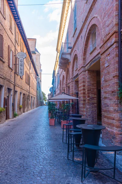 Urbino, İtalya, 1 Ekim 2021: İtalya 'nın eski Urbino kentindeki Dar Sokak.