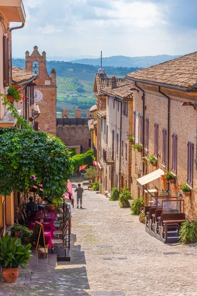 Gradara, İtalya, 30 Eylül 2021: İtalyan kenti Gradara 'nın ana caddesi.