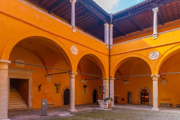 Gradara, İtalya, 30 Eylül 2021: İtalya 'da Castello di Gradara' nın içindeki avlu.