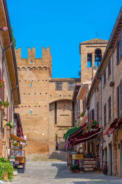 Gradara, İtalya, 30 Eylül 2021: İtalyan kenti Gradara 'nın ana caddesi.