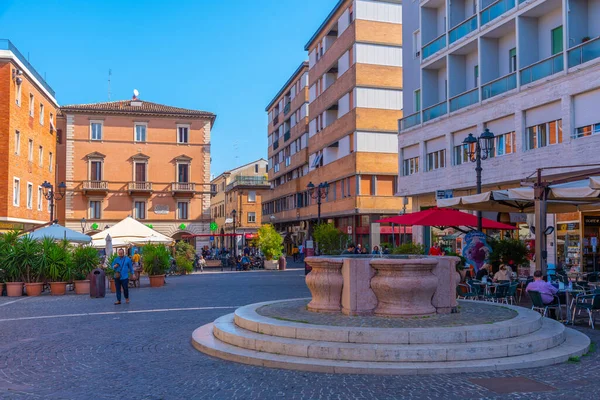 Pesaro, İtalya, 30 Eylül 2021: Piazza Lazzarini, İtalyan kenti Pesaro.