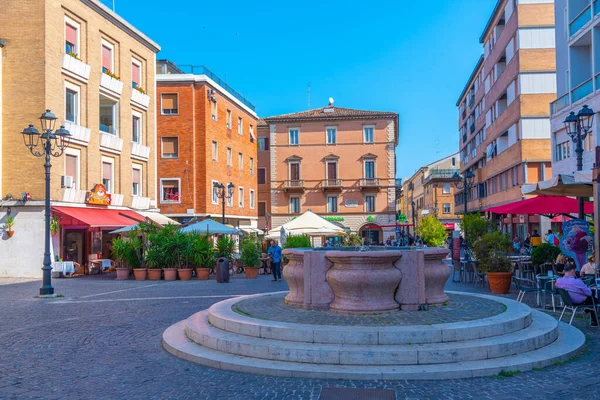 Pesaro, İtalya, 30 Eylül 2021: Piazza Lazzarini, İtalyan kenti Pesaro.