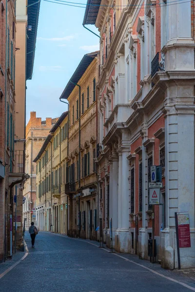 Pesaro, İtalya, 30 Eylül 2021: İtalyan kenti Pesaro 'nun ana caddesi.