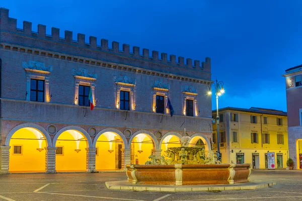 Pesaro, İtalya, 30 Eylül 2021: Pesaro, İtalya 'nın merkezindeki Palazzo Ducale' nin gündoğumu manzarası.