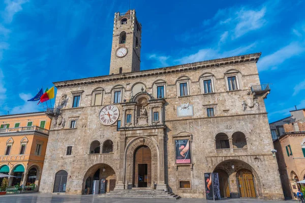 Ascoli Piceno, İtalya, 29 Eylül 2021: Palazzo dei Capitani del Popolo İtalyan şehri Ascoli Piceno.