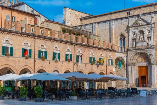 Ascoli Piceno, İtalya, 29 Eylül 2021: Piazza del Popolo İtalyan şehri Ascoli Piceno.