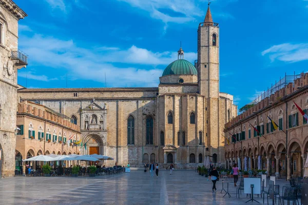 Ascoli Piceno, İtalya, 29 Eylül 2021: İtalyan şehri Ascoli Piceno 'daki Saint Francis Kilisesi.