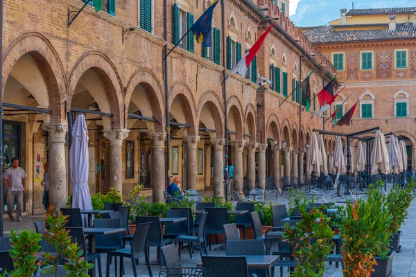 Ascoli Piceno, İtalya, 29 Eylül 2021: Piazza del Popolo İtalyan şehri Ascoli Piceno.