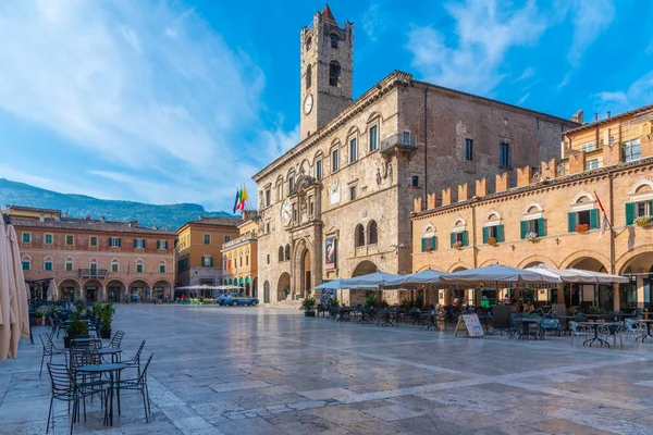 Ascoli Piceno, İtalya, 29 Eylül 2021: Palazzo dei Capitani del Popolo İtalyan şehri Ascoli Piceno.