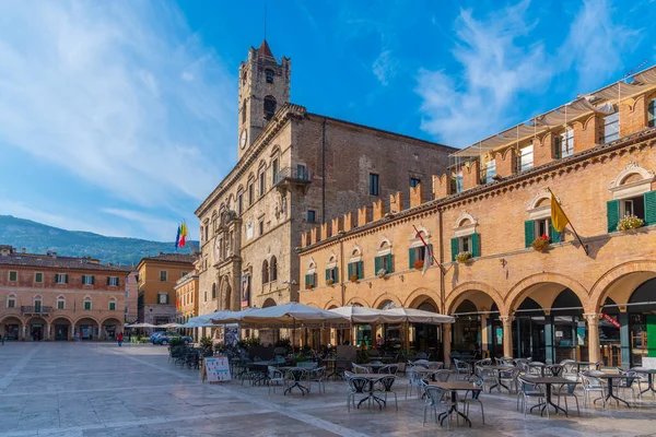 Ascoli Piceno, İtalya, 29 Eylül 2021: Palazzo dei Capitani del Popolo İtalyan şehri Ascoli Piceno.