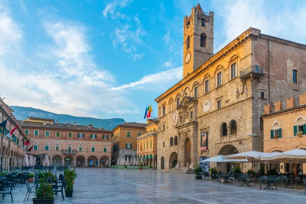 Ascoli Piceno, İtalya, 29 Eylül 2021: Palazzo dei Capitani del Popolo İtalyan şehri Ascoli Piceno.