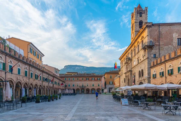 Ascoli Piceno, İtalya, 29 Eylül 2021: Palazzo dei Capitani del Popolo İtalyan şehri Ascoli Piceno.