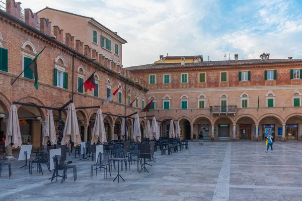 Ascoli Piceno, İtalya, 29 Eylül 2021: Piazza del Popolo İtalyan şehri Ascoli Piceno.