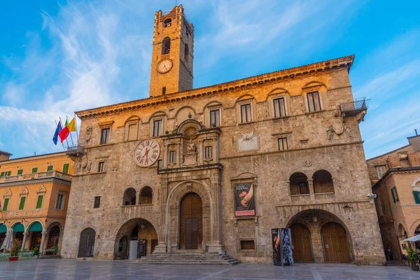 Ascoli Piceno, İtalya, 29 Eylül 2021: Palazzo dei Capitani del Popolo İtalyan şehri Ascoli Piceno.