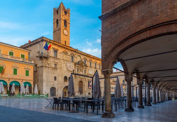 Ascoli Piceno, İtalya, 29 Eylül 2021: Palazzo dei Capitani del Popolo İtalyan şehri Ascoli Piceno.