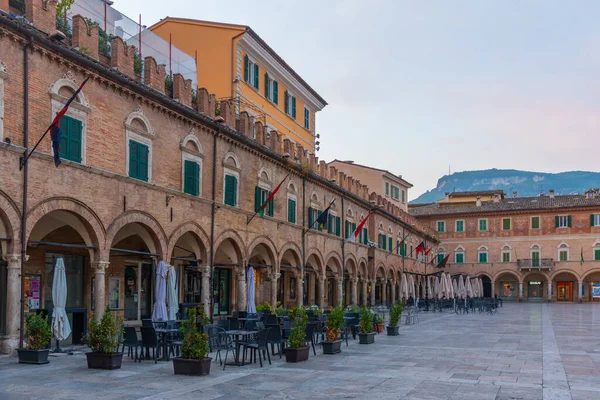 Ascoli Piceno, İtalya, 29 Eylül 2021: Piazza del Popolo İtalyan şehri Ascoli Piceno.