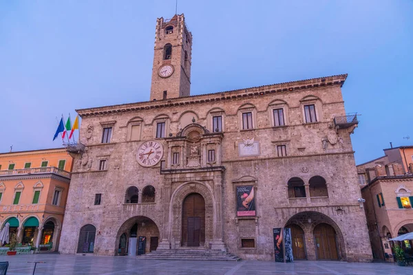 Ascoli Piceno, İtalya, 29 Eylül 2021: İtalyan şehri Ascoli Piceno 'da Palazzo dei Capitani del Popolo' nun gündoğumu.