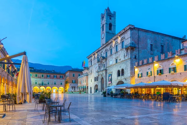 Ascoli Piceno, İtalya, 29 Eylül 2021: İtalyan şehri Ascoli Piceno 'da Palazzo dei Capitani del Popolo' nun gündoğumu.