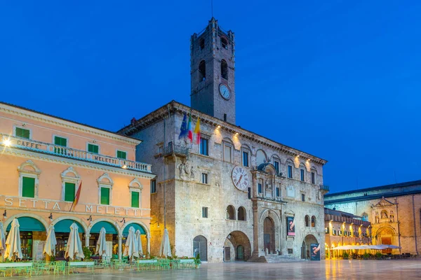 Ascoli Piceno, İtalya, 29 Eylül 2021: İtalyan şehri Ascoli Piceno 'da Palazzo dei Capitani del Popolo' nun gündoğumu.