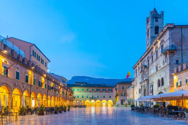 Ascoli Piceno, İtalya, 29 Eylül 2021: İtalyan şehri Ascoli Piceno 'da Palazzo dei Capitani del Popolo' nun gündoğumu.