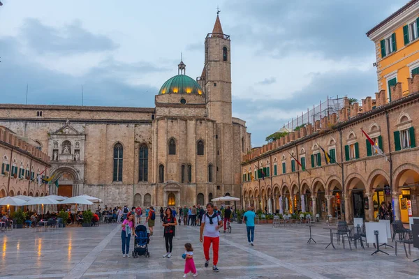 Ascoli Piceno, İtalya, 28 Eylül 2021: İtalyan şehri Ascoli Piceno 'daki Saint Francis Kilisesi.