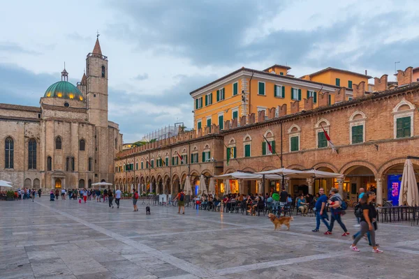 Ascoli Piceno, İtalya, 28 Eylül 2021: İtalyan şehri Ascoli Piceno 'daki Saint Francis Kilisesi.