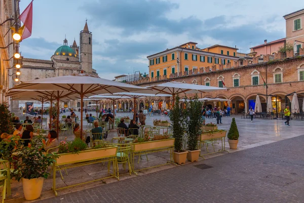 Ascoli Piceno, İtalya, 28 Eylül 2021: İtalyan şehri Ascoli Piceno 'daki Saint Francis Kilisesi.