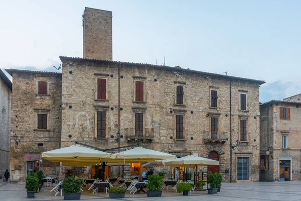 Ascoli Piceno, İtalya, 28 Eylül 2021: Piazza Ventidio Basso İtalyan şehri Ascoli Piceno.