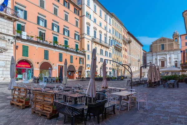 Ancona, İtalya, 26 Eylül 2021: Ancona, İtalya 'da Piazza del Plebiscito' nun arkasındaki Saint Domenico Kilisesi.